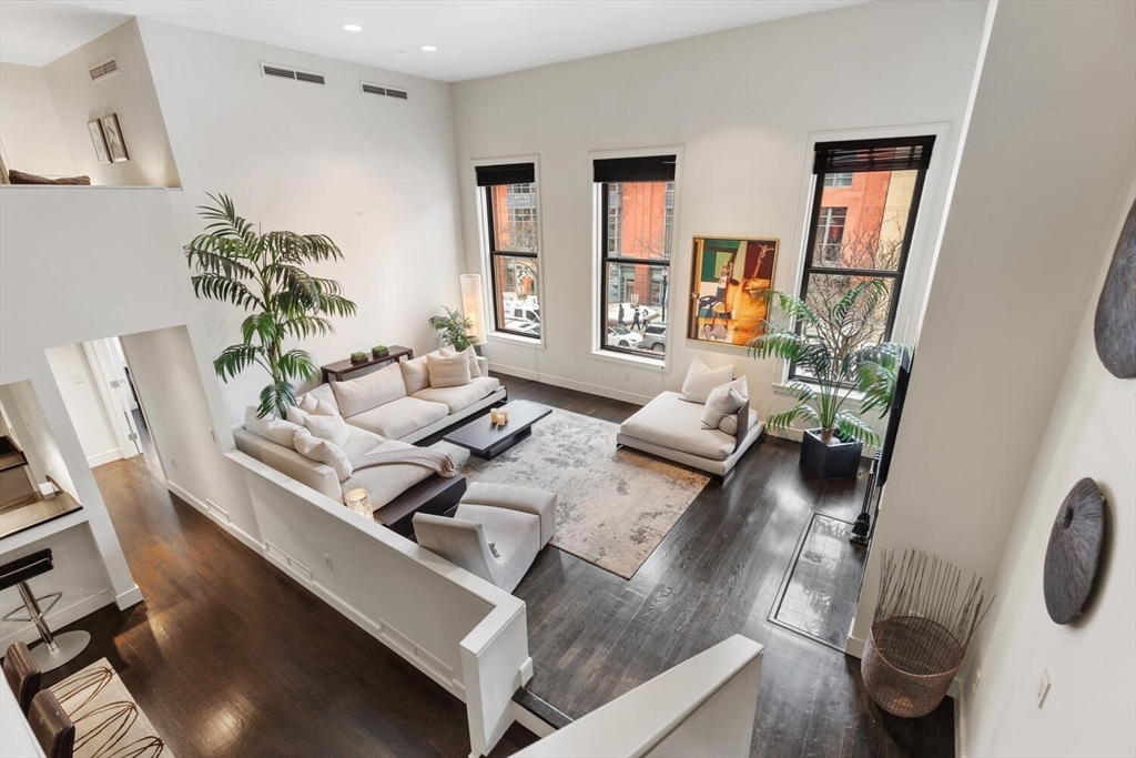 201 Newbury Street, Boston, Massachusetts, 2 Bedrooms Bedrooms, 5 Rooms Rooms,2.5 BathroomsBathrooms,Residential,For Sale,Newbury Street,73478874