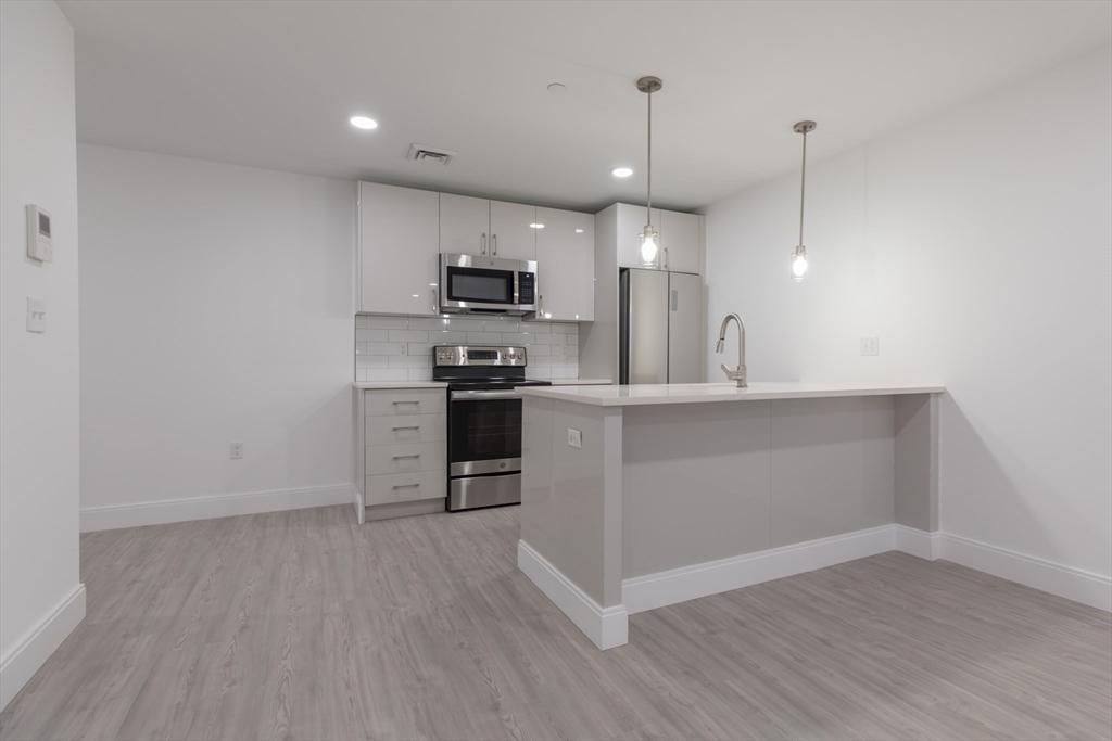 42 North Beacon St, Boston, Massachusetts, 1 Bedroom Bedrooms, 2 Rooms Rooms,1 BathroomBathrooms,Residential Lease,For Rent,North Beacon St,73478895