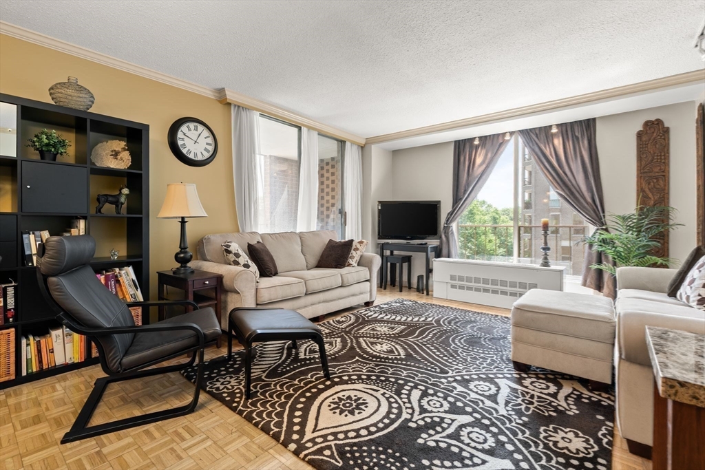 33 Pond Ave, Brookline, Massachusetts, 2 Bedrooms Bedrooms, 4 Rooms Rooms,2 BathroomsBathrooms,Residential,For Sale,Pond Ave,73478915