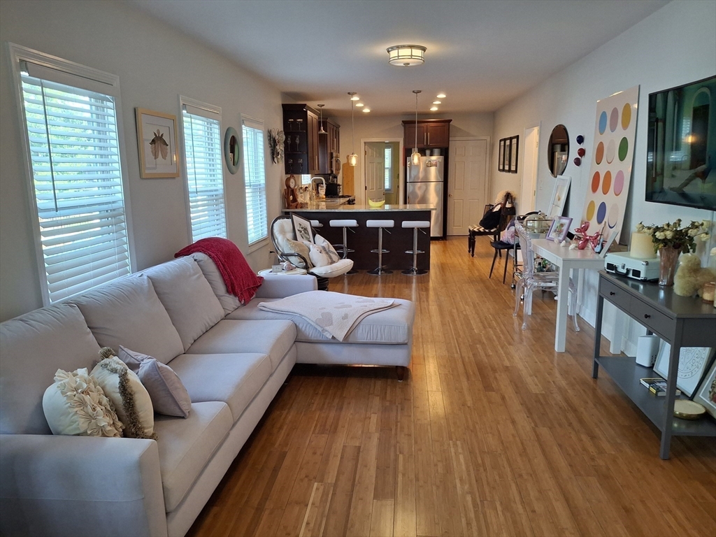 49 Hersom, Watertown, Massachusetts, 2 Bedrooms Bedrooms, 6 Rooms Rooms,1.5 BathroomsBathrooms,Residential Lease,For Rent,Hersom,73478936