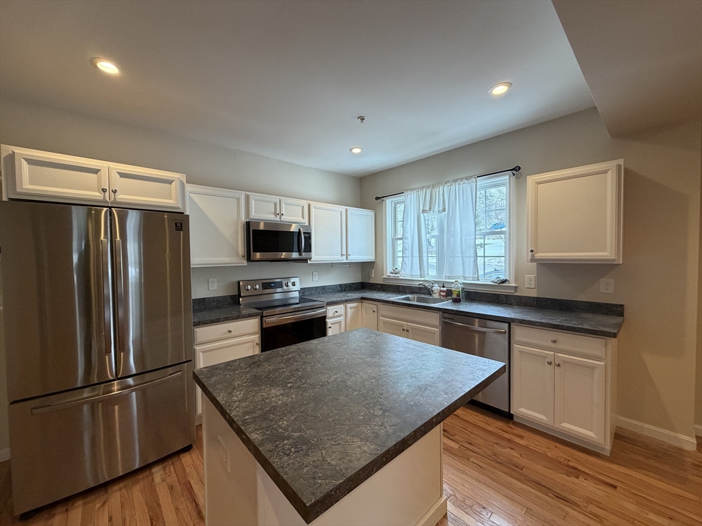 160 Summer St, Haverhill, Massachusetts, 2 Bedrooms Bedrooms, 3 Rooms Rooms,1 BathroomBathrooms,Residential Lease,For Rent,Summer St,73478939