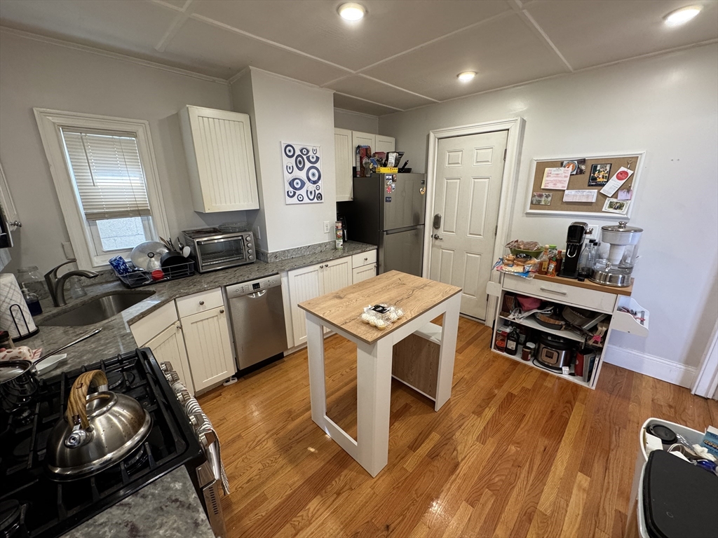 41A Cross St, Somerville, Massachusetts, 3 Bedrooms Bedrooms, 5 Rooms Rooms,1 BathroomBathrooms,Residential Lease,For Rent,Cross St,73478839