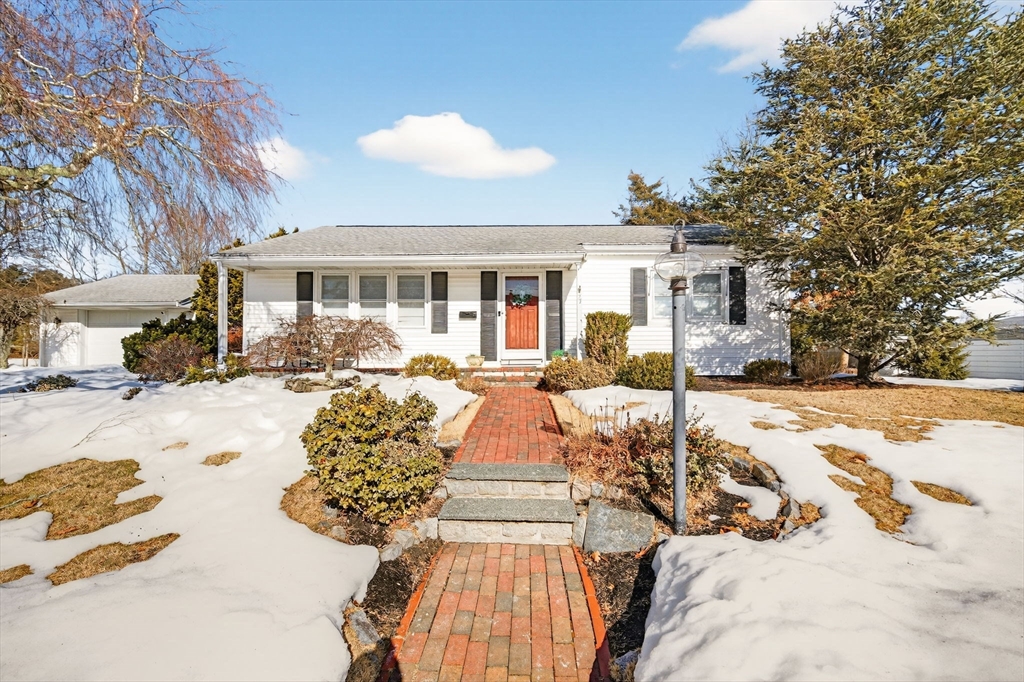 27 Meadow Ln, Acushnet, Massachusetts, 3 Bedrooms Bedrooms, 5 Rooms Rooms,1 BathroomBathrooms,Residential,For Sale,Meadow Ln,73478780