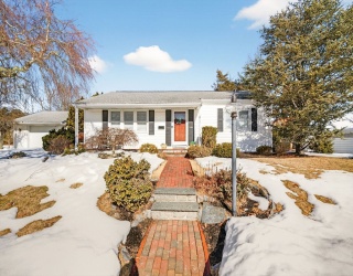 27 Meadow Ln, Acushnet, Massachusetts, 3 Bedrooms Bedrooms, 5 Rooms Rooms,1 BathroomBathrooms,Residential,For Sale,Meadow Ln,73478780