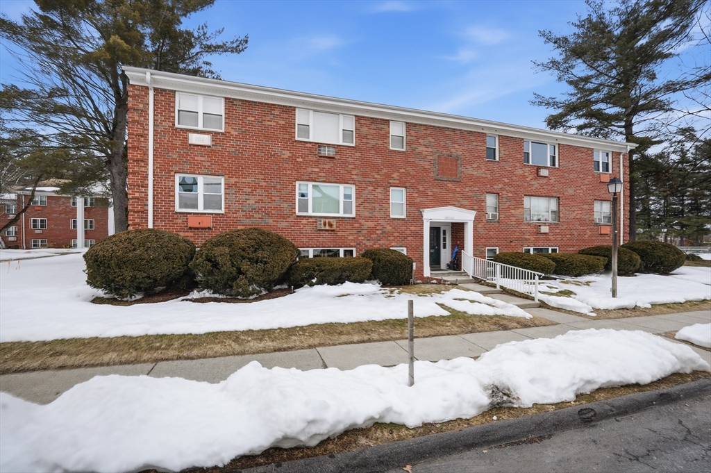 204 Regency Park Dr, Agawam, Massachusetts, 1 Bedroom Bedrooms, 3 Rooms Rooms,1 BathroomBathrooms,Residential,For Sale,Regency Park Dr,73479004