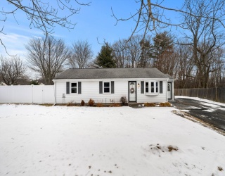 1 Democracy Dr, Amesbury, Massachusetts, 3 Bedrooms Bedrooms, 6 Rooms Rooms,1 BathroomBathrooms,Residential,For Sale,Democracy Dr,73466423