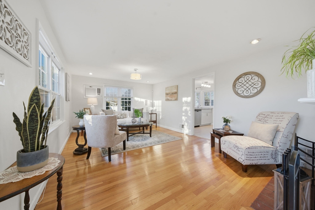 70 Farrell Road, Lynn, Massachusetts, 2 Bedrooms Bedrooms, 4 Rooms Rooms,1 BathroomBathrooms,Residential,For Sale,Farrell Road,73465739