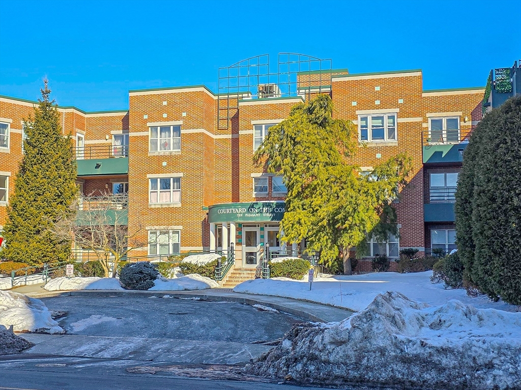 10 Pleasant St, Lynn, Massachusetts, 2 Bedrooms Bedrooms, 4 Rooms Rooms,2 BathroomsBathrooms,Residential,For Sale,Pleasant St,73479166