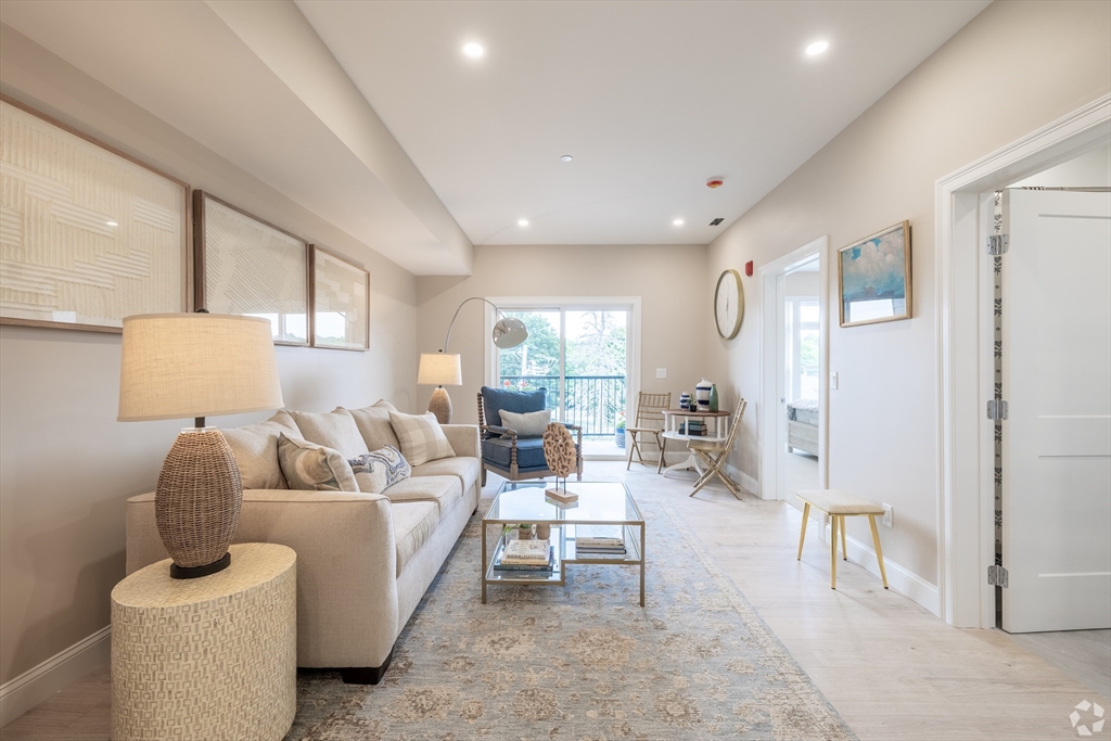 69 E. Central, Natick, Massachusetts, 1 Bedroom Bedrooms, 3 Rooms Rooms,1 BathroomBathrooms,Residential Lease,For Rent,E. Central,73439167