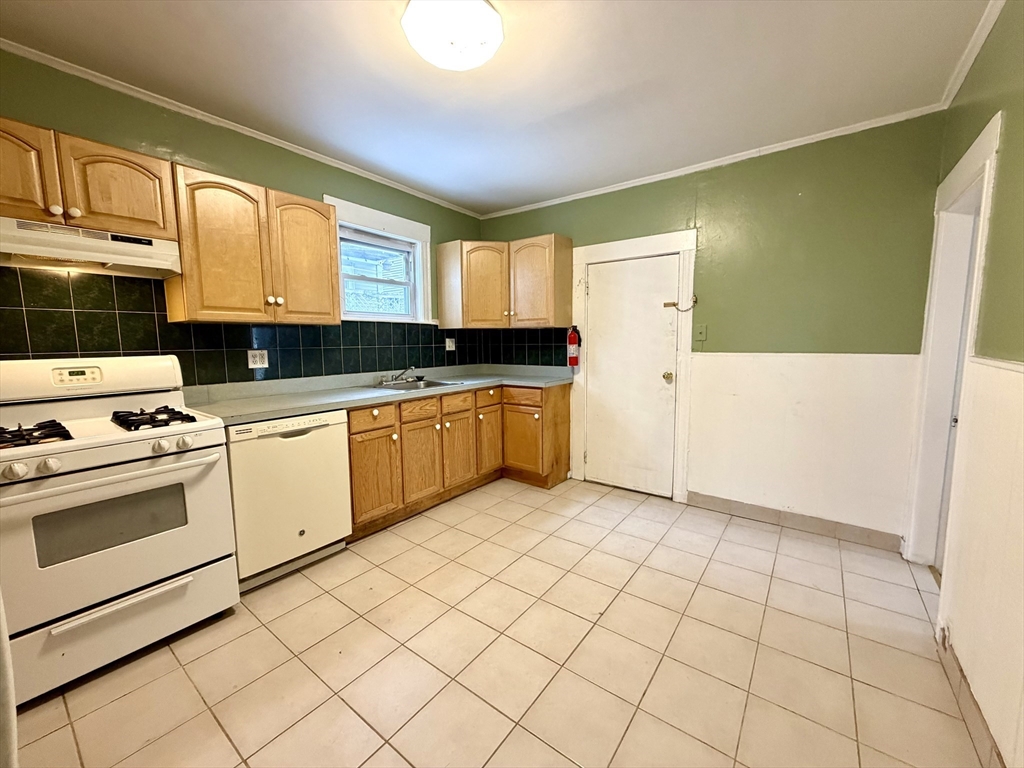 8 Berkeley St, Watertown, Massachusetts, 2 Bedrooms Bedrooms, 5 Rooms Rooms,1 BathroomBathrooms,Residential Lease,For Rent,Berkeley St,73479199
