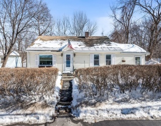 242 Pleasant Street, Leominster, Massachusetts, 2 Bedrooms Bedrooms, 5 Rooms Rooms,1 BathroomBathrooms,Residential,For Sale,Pleasant Street,73479219