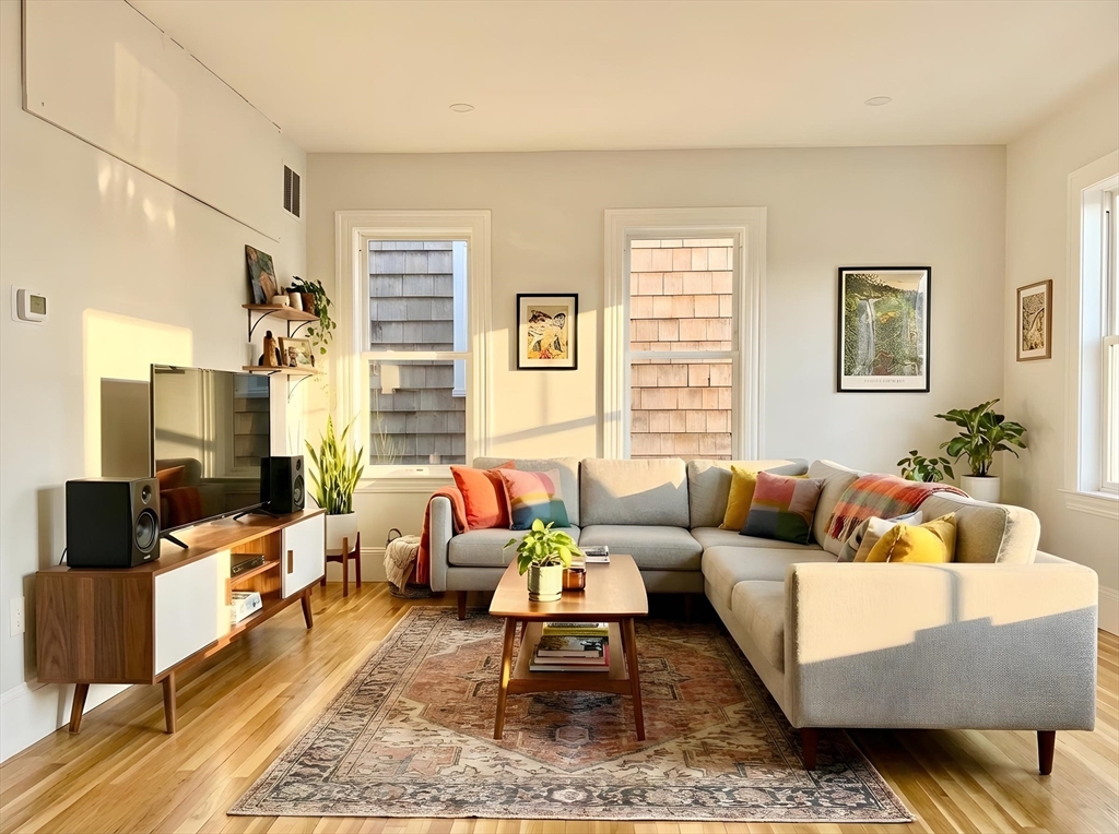 38 Washburn Street, Boston, Massachusetts, 3 Bedrooms Bedrooms, 5 Rooms Rooms,1 BathroomBathrooms,Residential Lease,For Rent,Washburn Street,73479239