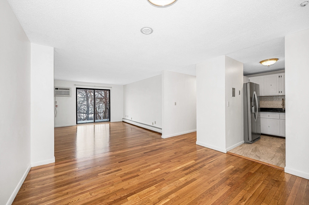 307 Pawtucket Blvd, Lowell, Massachusetts, 2 Bedrooms Bedrooms, 5 Rooms Rooms,1 BathroomBathrooms,Residential,For Sale,Pawtucket Blvd,73465272