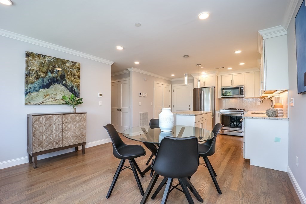 1400 Centre Street, Boston, Massachusetts, 2 Bedrooms Bedrooms, 4 Rooms Rooms,2 BathroomsBathrooms,Residential Lease,For Rent,Centre Street,73479268