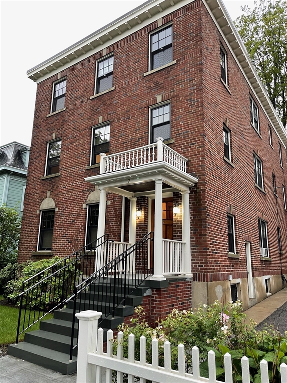 7 Linden St, Brookline, Massachusetts, 2 Bedrooms Bedrooms, 5 Rooms Rooms,1 BathroomBathrooms,Residential Lease,For Rent,Linden St,73479297
