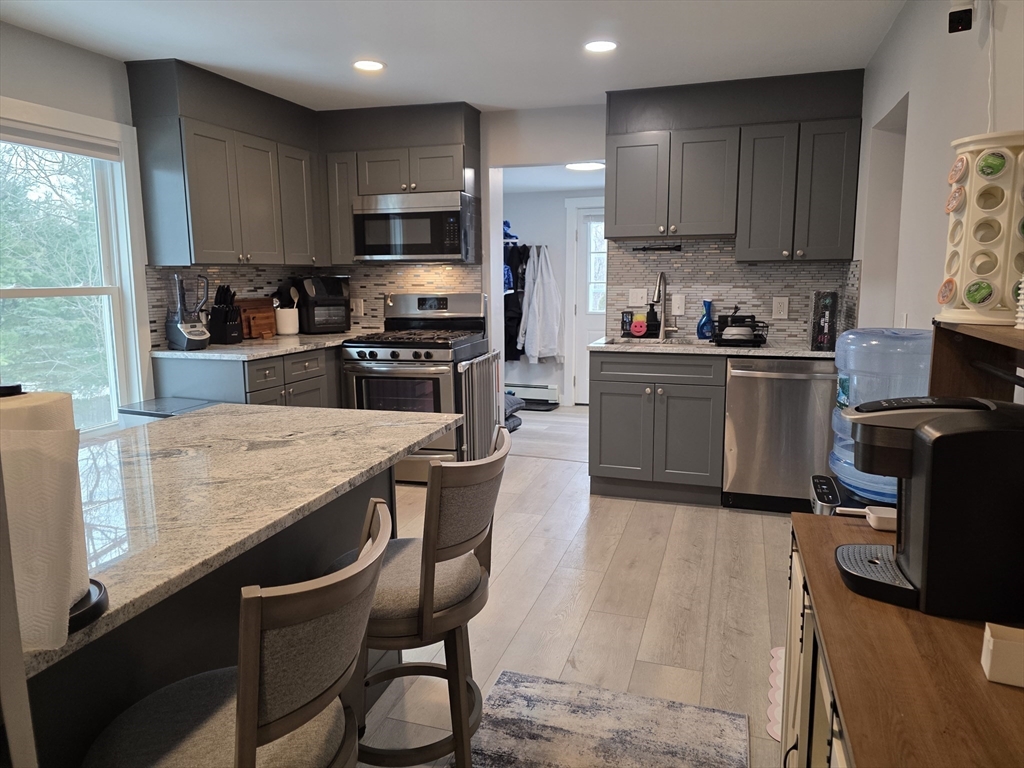 1081 Main Street, Woburn, Massachusetts, 2 Bedrooms Bedrooms, 4 Rooms Rooms,1 BathroomBathrooms,Residential Lease,For Rent,Main Street,73479311