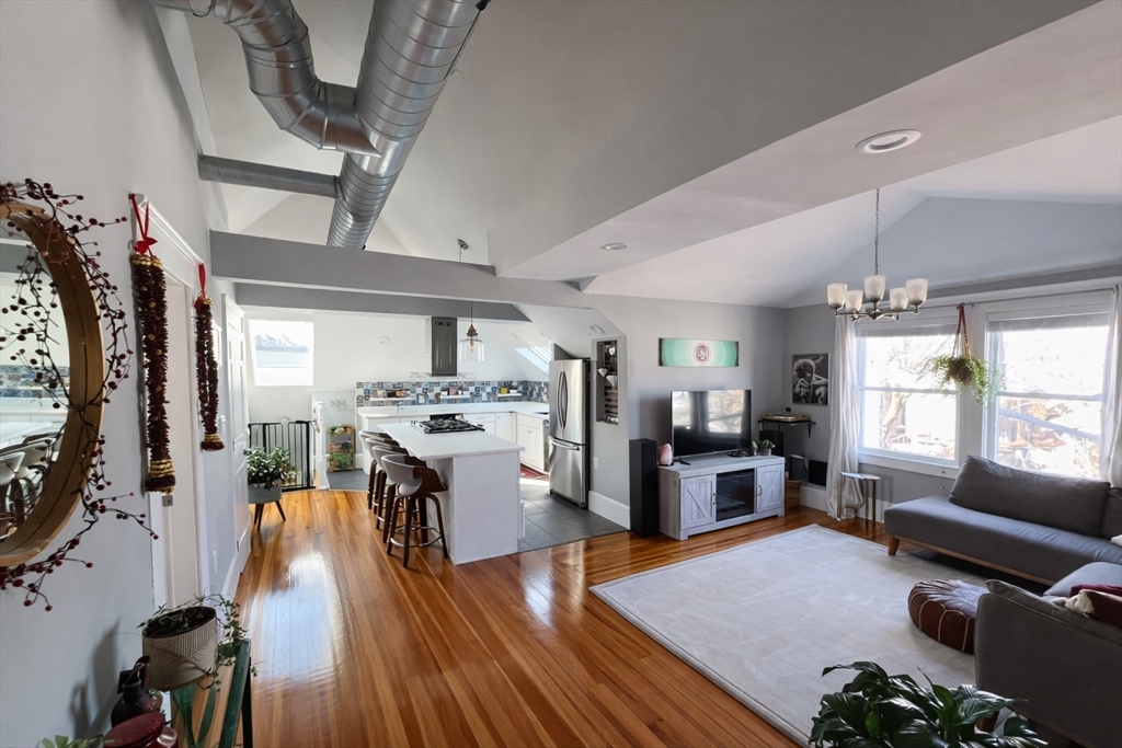 40 Winthrop St, Salem, Massachusetts, 3 Bedrooms Bedrooms, 5 Rooms Rooms,2 BathroomsBathrooms,Residential Lease,For Rent,Winthrop St,73463525