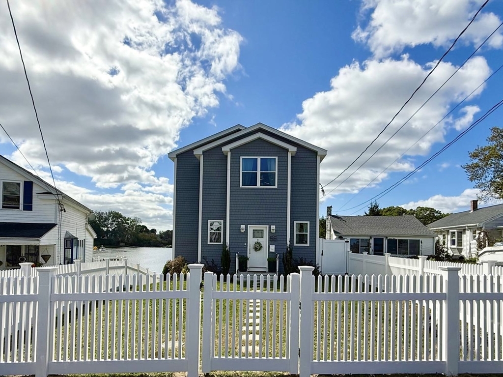86 Ocean View Ave, Swansea, Massachusetts, 2 Bedrooms Bedrooms, 6 Rooms Rooms,3.5 BathroomsBathrooms,Residential,For Sale,Ocean View Ave,73479374