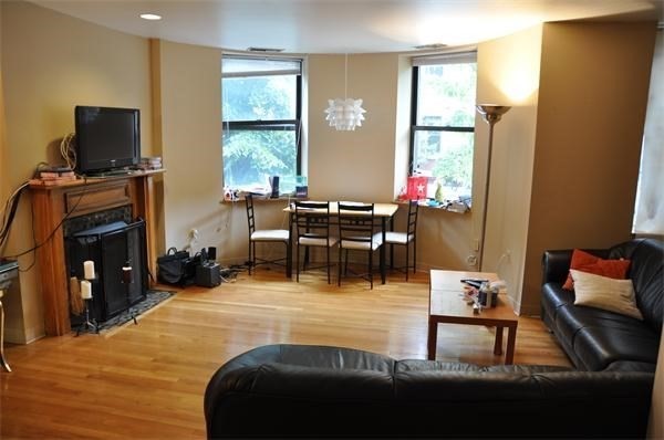 103 Gainsborough, Boston, Massachusetts, 2 Bedrooms Bedrooms, 5 Rooms Rooms,1 BathroomBathrooms,Residential Lease,For Rent,Gainsborough,73479395