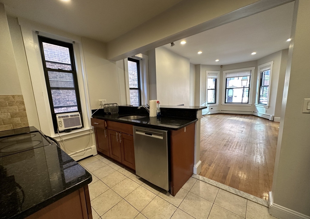 15 St. Germain St, Boston, Massachusetts, 4 Bedrooms Bedrooms, 5 Rooms Rooms,2 BathroomsBathrooms,Residential Lease,For Rent,St. Germain St,73479462