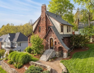 93 Churchill Ave, Arlington, Massachusetts, 3 Bedrooms Bedrooms, 7 Rooms Rooms,1.5 BathroomsBathrooms,Residential,For Sale,Churchill Ave,73479481