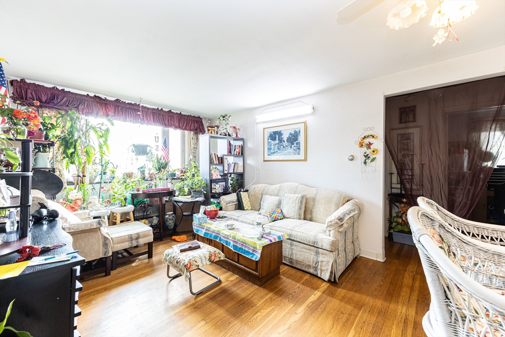 186 Lexington St, Watertown, Massachusetts, 2 Bedrooms Bedrooms, 3 Rooms Rooms,1 BathroomBathrooms,Residential,For Sale,Lexington St,73479504