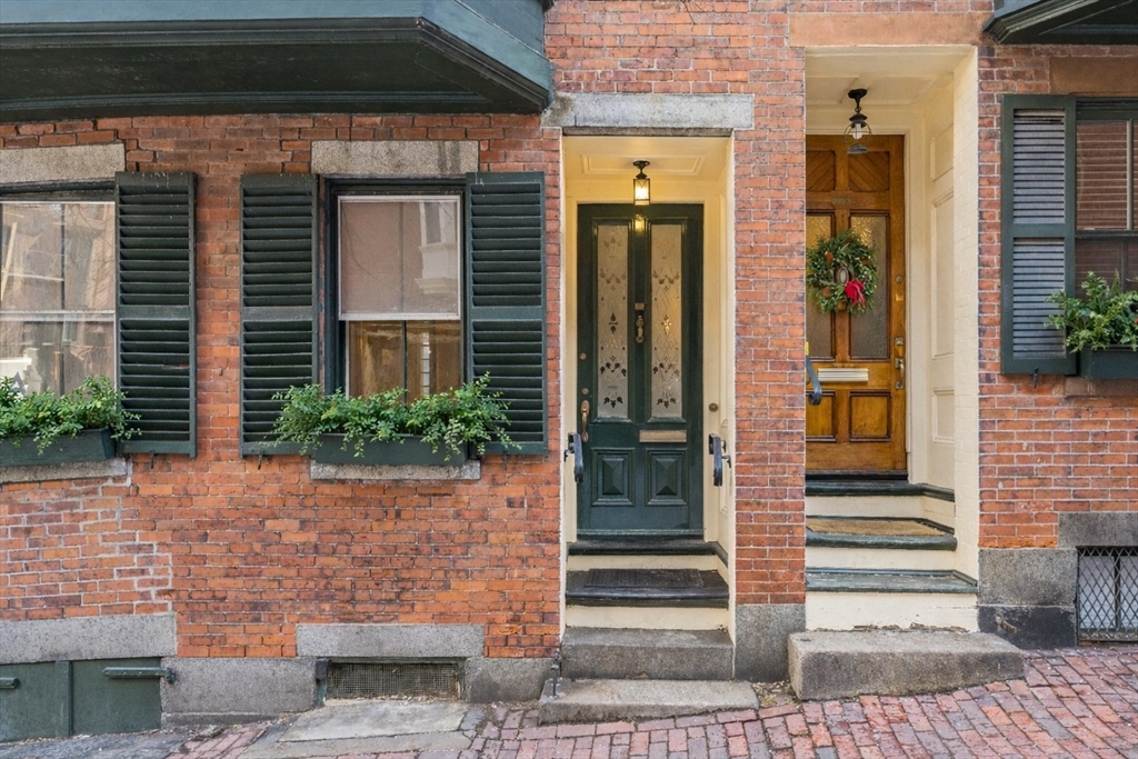 121 Pinckney St, Boston, Massachusetts, 3 Bedrooms Bedrooms, 8 Rooms Rooms,2 BathroomsBathrooms,Residential,For Sale,Pinckney St,73479539