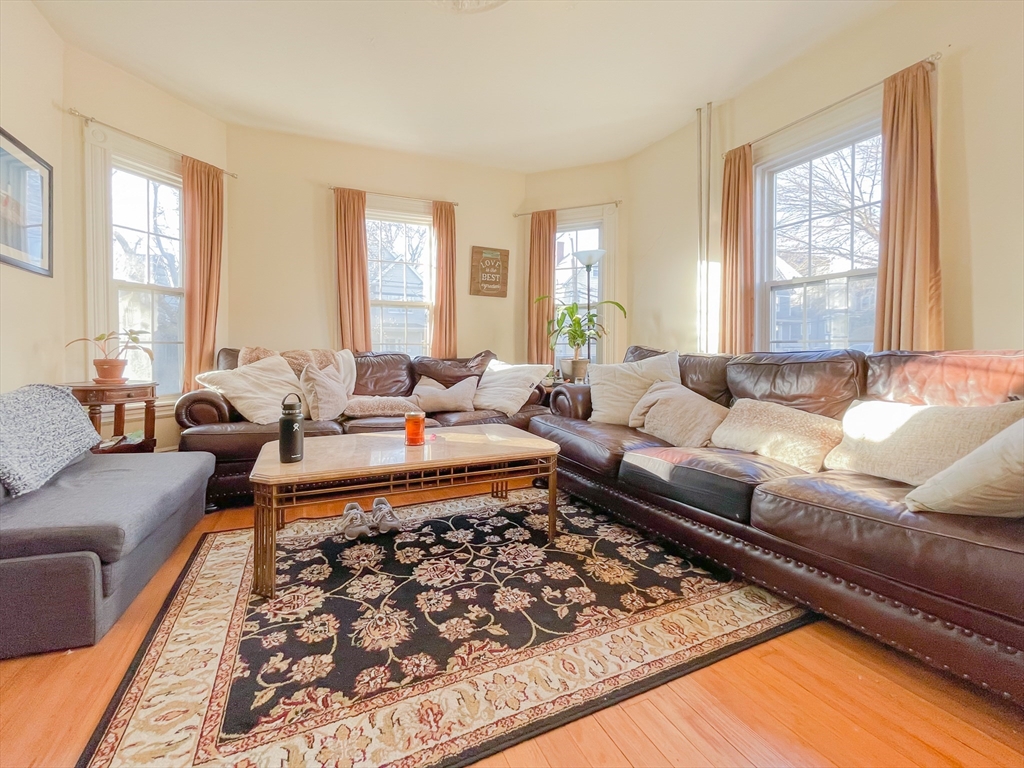 16 Foster St, Boston, Massachusetts, 5 Bedrooms Bedrooms, 9 Rooms Rooms,3 BathroomsBathrooms,Residential Lease,For Rent,Foster St,73479547