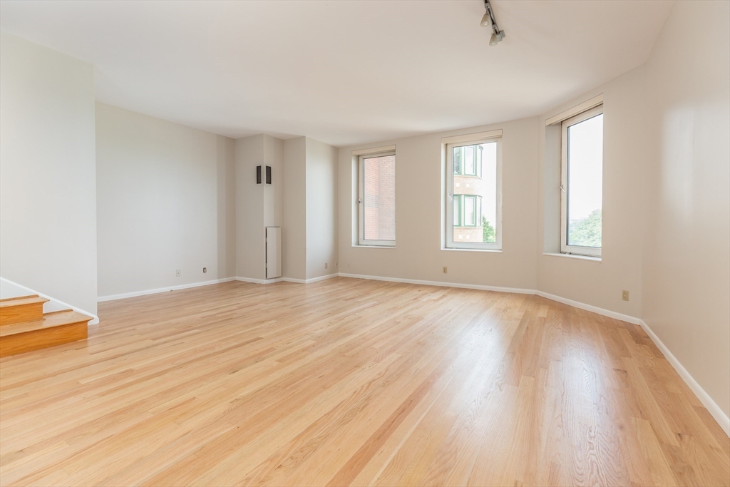 492 Beacon Street, Boston, Massachusetts, 2 Bedrooms Bedrooms, 6 Rooms Rooms,2 BathroomsBathrooms,Residential Lease,For Rent,Beacon Street,73477430