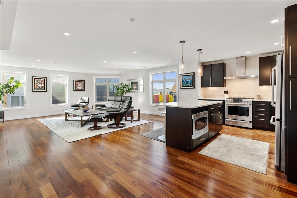 112 W 9th St., Boston, Massachusetts, 3 Bedrooms Bedrooms, 8 Rooms Rooms,2 BathroomsBathrooms,Residential,For Sale,W 9th St.,73479613