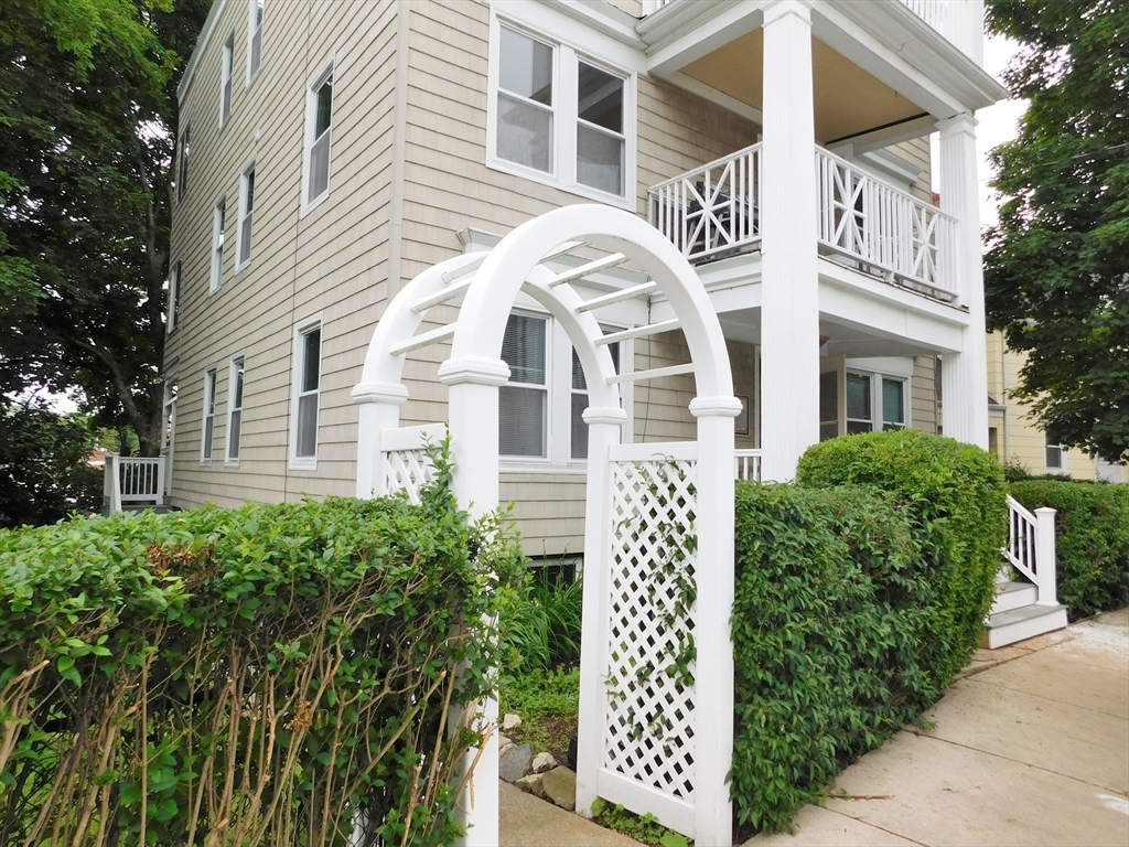 17 Manley Street, Boston, Massachusetts, 2 Bedrooms Bedrooms, 5 Rooms Rooms,1 BathroomBathrooms,Residential Lease,For Rent,Manley Street,73479655