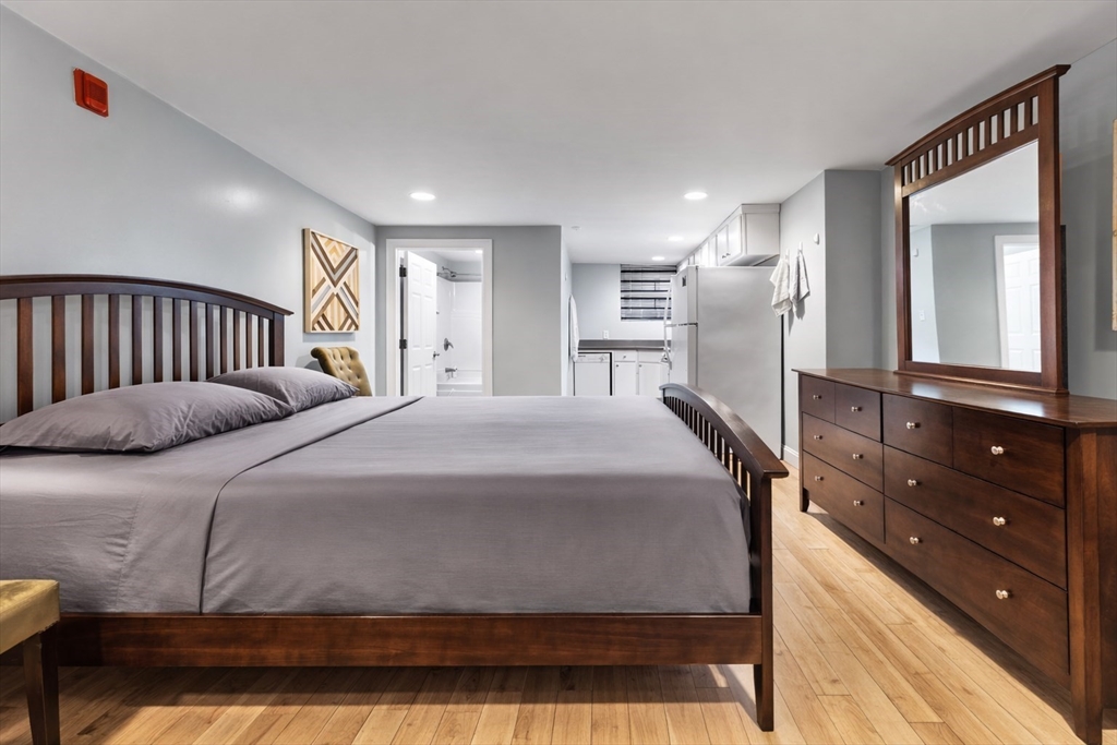 1170 Massachusetts Ave, Cambridge, Massachusetts, 3 Rooms Rooms,1 BathroomBathrooms,Residential Lease,For Rent,Massachusetts Ave,73479702