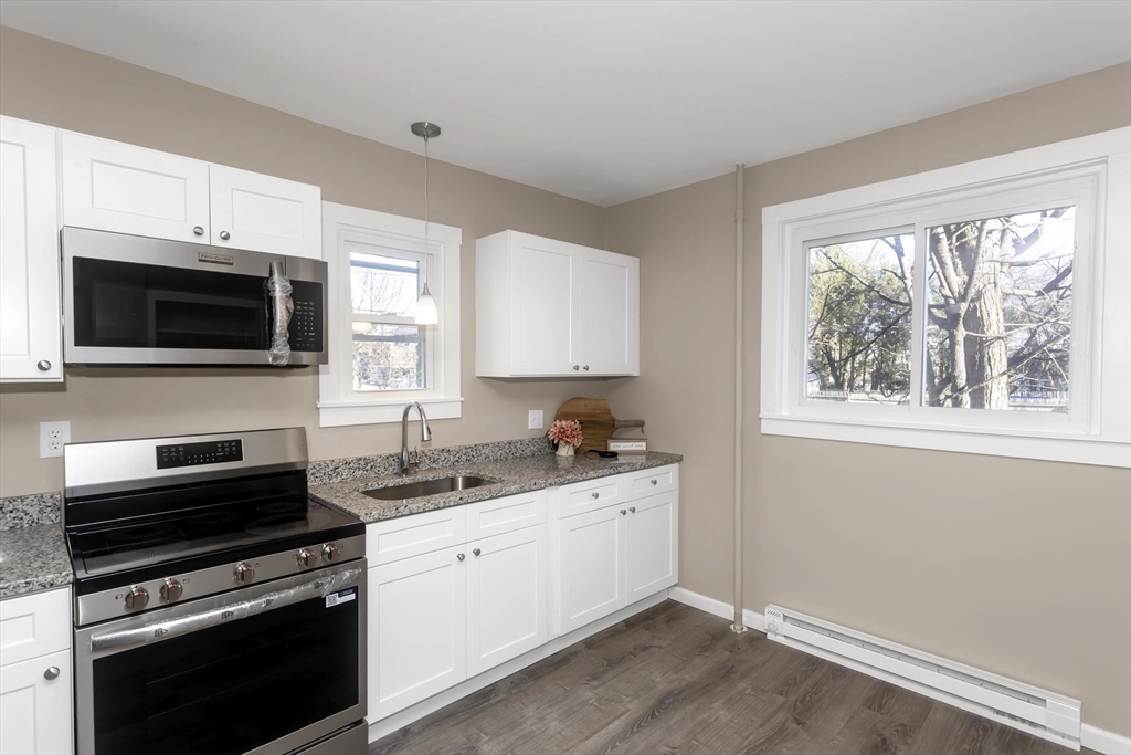 49 View St, Holyoke, Massachusetts, 5 Bedrooms Bedrooms, 11 Rooms Rooms,2 BathroomsBathrooms,Residential Income,For Sale,View St,73468526