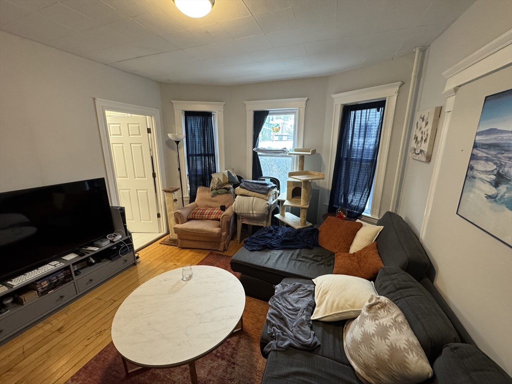9 Burnham St, Somerville, Massachusetts, 4 Bedrooms Bedrooms, 6 Rooms Rooms,2.5 BathroomsBathrooms,Residential Lease,For Rent,Burnham St,73479740