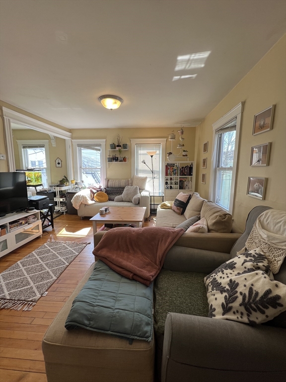 7 Craigie Terrace, Somerville, Massachusetts, 3 Bedrooms Bedrooms, 5 Rooms Rooms,1 BathroomBathrooms,Residential Lease,For Rent,Craigie Terrace,73479744