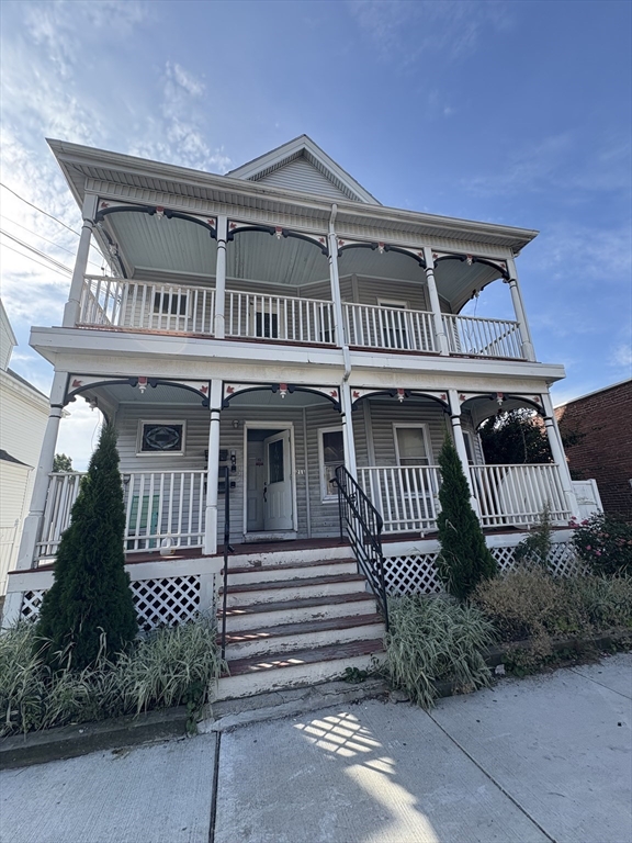 211 Elm, Everett, Massachusetts, 7 Bedrooms Bedrooms, 15 Rooms Rooms,4 BathroomsBathrooms,Residential Income,For Sale,Elm,73460164