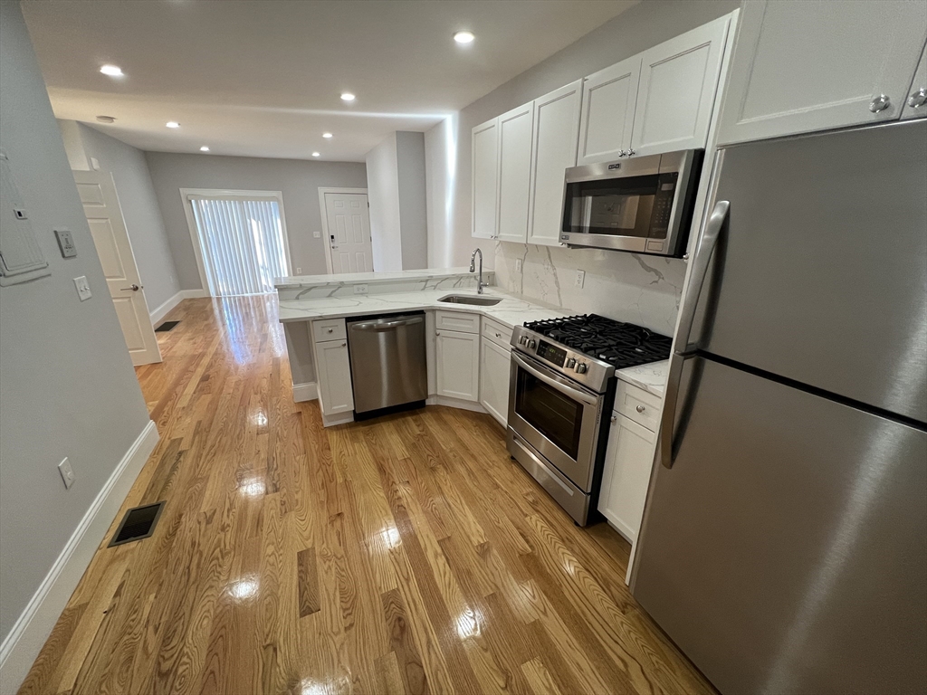 372 Oxford St, Somerville, Massachusetts, 1 Bedroom Bedrooms, 2 Rooms Rooms,1 BathroomBathrooms,Residential Lease,For Rent,Oxford St,73479755