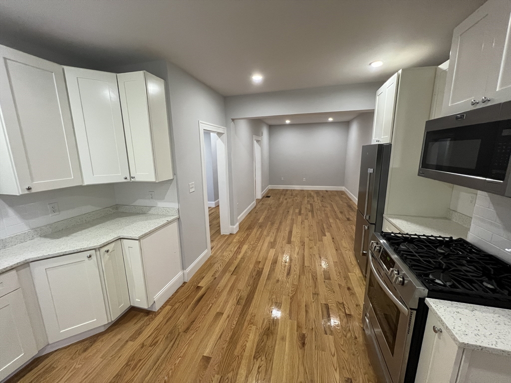 374 Oxford St, Somerville, Massachusetts, 2 Bedrooms Bedrooms, 4 Rooms Rooms,1 BathroomBathrooms,Residential Lease,For Rent,Oxford St,73479754