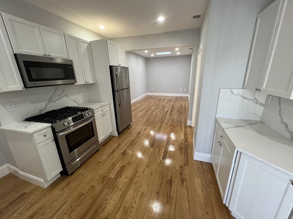 372 Oxford St, Somerville, Massachusetts, 2 Bedrooms Bedrooms, 4 Rooms Rooms,1 BathroomBathrooms,Residential Lease,For Rent,Oxford St,73479751