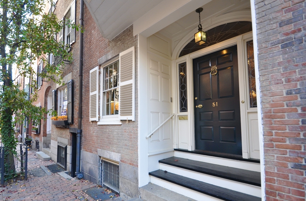 51 Pinckney St, Boston, Massachusetts, 5 Bedrooms Bedrooms, 10 Rooms Rooms,3 BathroomsBathrooms,Residential,For Sale,Pinckney St,73479817
