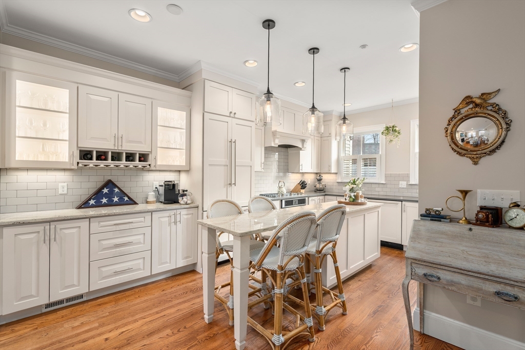 19 Charles St, Boston, Massachusetts, 3 Bedrooms Bedrooms, 6 Rooms Rooms,3.5 BathroomsBathrooms,Residential,For Sale,Charles St,73468125