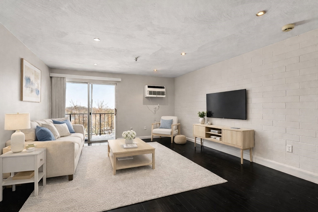 115 W Squantum St, Quincy, Massachusetts, 2 Bedrooms Bedrooms, 5 Rooms Rooms,1 BathroomBathrooms,Residential,For Sale,W Squantum St,73479943