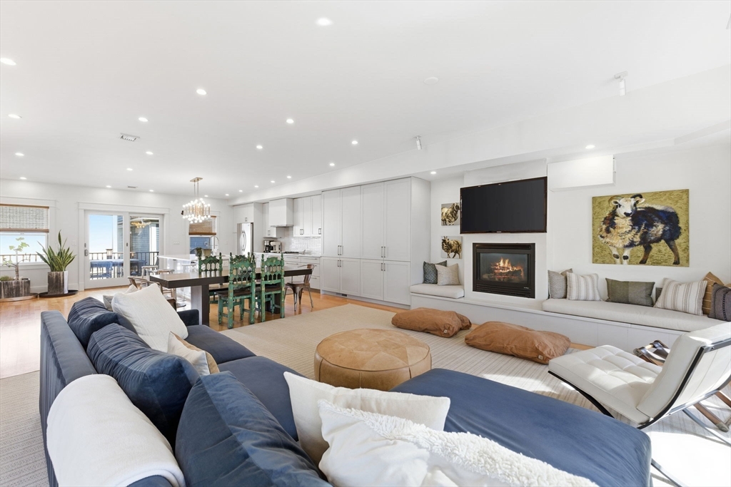 138 W 3rd St, Boston, Massachusetts, 3 Bedrooms Bedrooms, 7 Rooms Rooms,3.5 BathroomsBathrooms,Residential,For Sale,W 3rd St,73479974