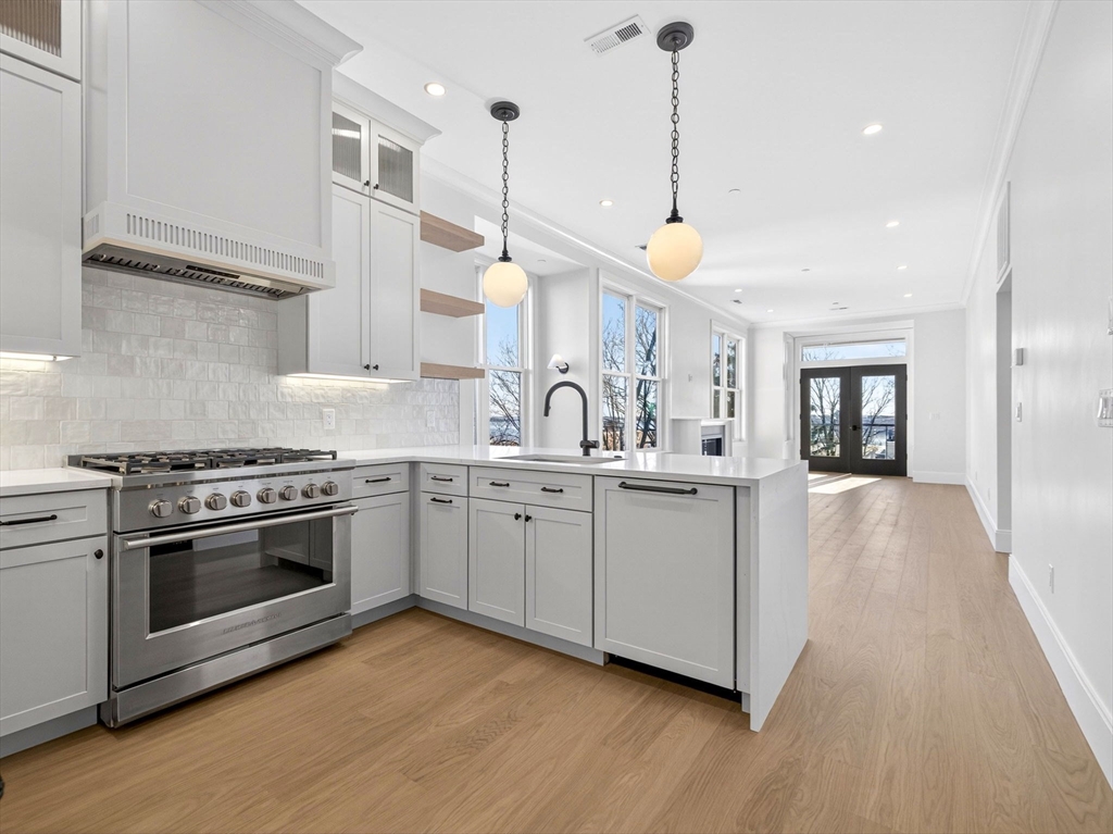 427 E 6th St, Boston, Massachusetts, 2 Bedrooms Bedrooms, 5 Rooms Rooms,2 BathroomsBathrooms,Residential,For Sale,E 6th St,73462432