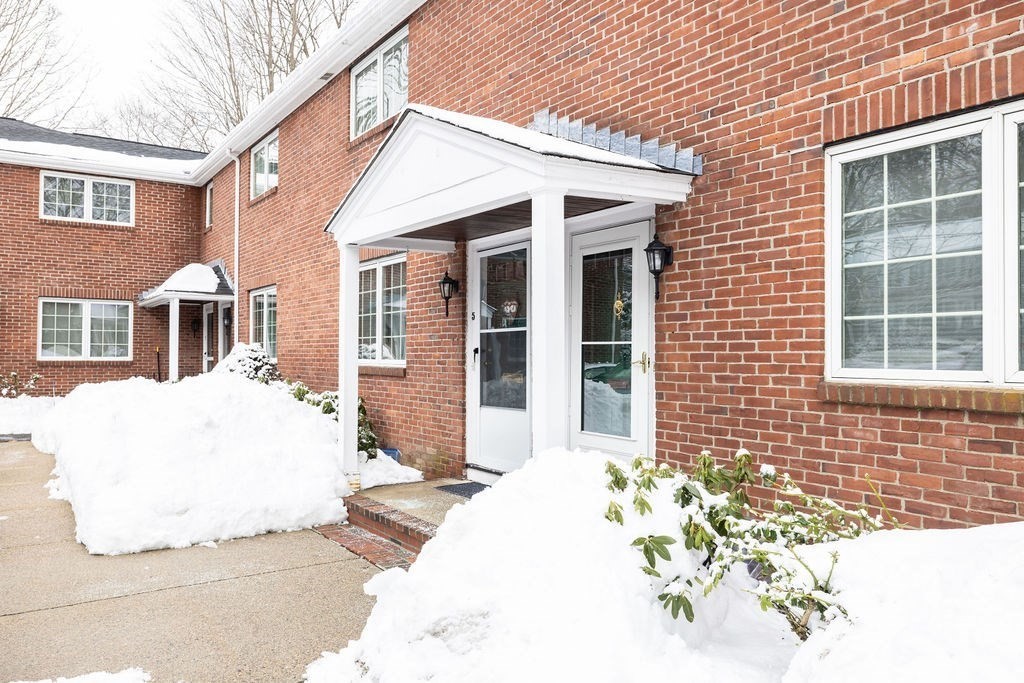 63 Linden Street, Wellesley, Massachusetts, 2 Bedrooms Bedrooms, 5 Rooms Rooms,1 BathroomBathrooms,Residential,For Sale,Linden Street,73480141