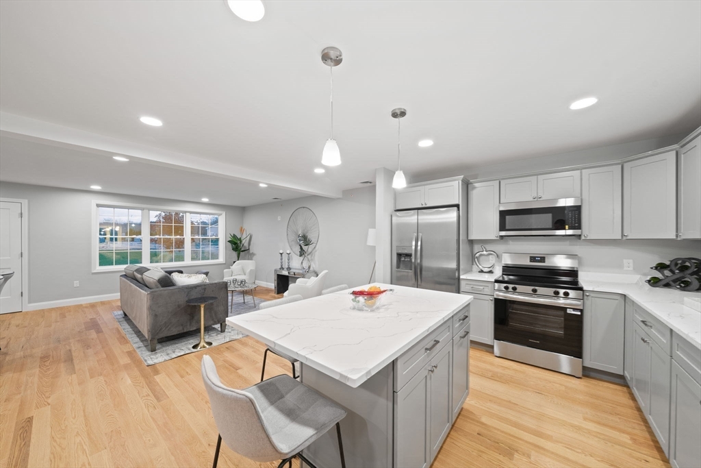 14 Simmonds Blvd., Randolph, Massachusetts, 2 Bedrooms Bedrooms, 6 Rooms Rooms,2.5 BathroomsBathrooms,Residential,For Sale,Simmonds Blvd.,73452163