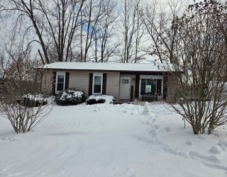 16 Evergreen Dr, Holyoke, Massachusetts, 3 Bedrooms Bedrooms, 5 Rooms Rooms,1 BathroomBathrooms,Residential Lease,For Rent,Evergreen Dr,73480383