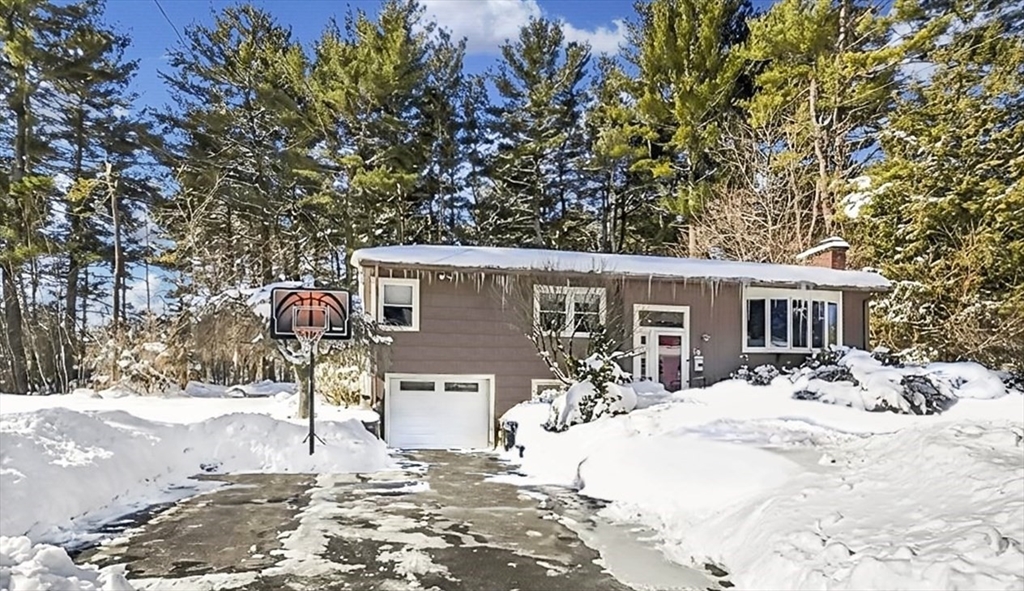 10 Rolling Lane, Framingham, Massachusetts, 3 Bedrooms Bedrooms, 8 Rooms Rooms,1.5 BathroomsBathrooms,Residential,For Sale,Rolling Lane,73480358