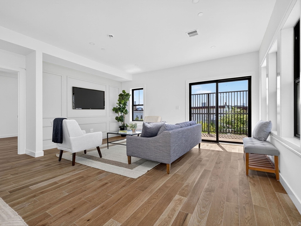 192 Washington Street, Somerville, Massachusetts, 3 Bedrooms Bedrooms, 6 Rooms Rooms,2 BathroomsBathrooms,Residential,For Sale,Washington Street,73480381