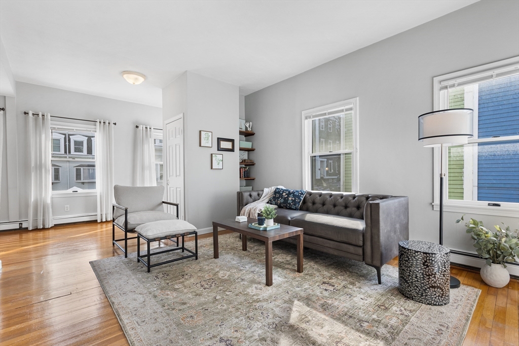 100 Pearl Street, Boston, Massachusetts, 2 Bedrooms Bedrooms, 5 Rooms Rooms,1.5 BathroomsBathrooms,Residential,For Sale,Pearl Street,73471071